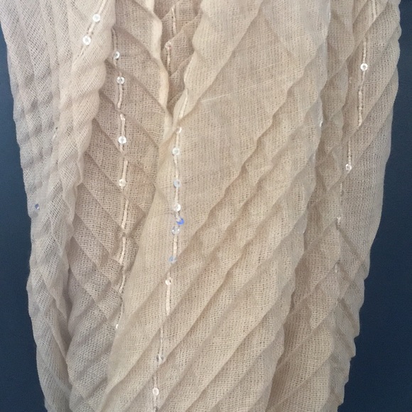 New Nine West Golden Crinkly Scarf Wrap Very soft - Picture 2 of 2